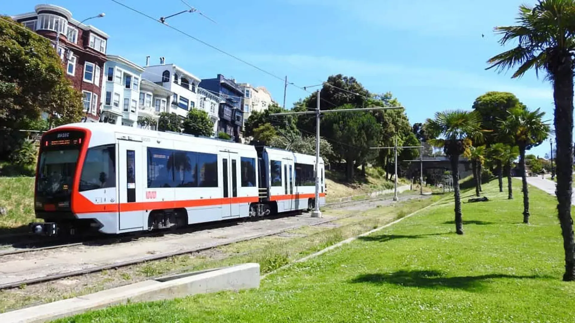 Um trem de passageiros MUNI percorre uma linha em São Francisco.