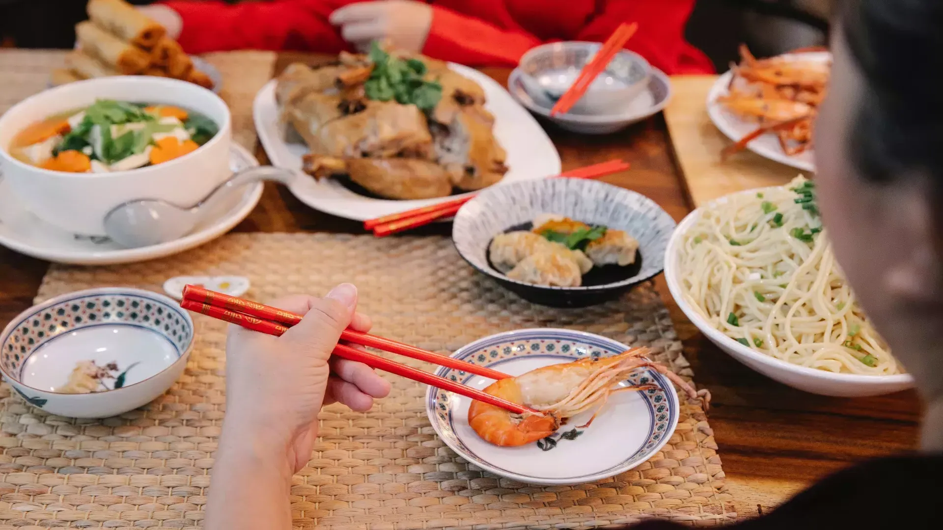 Comida chinesa em cima da mesa