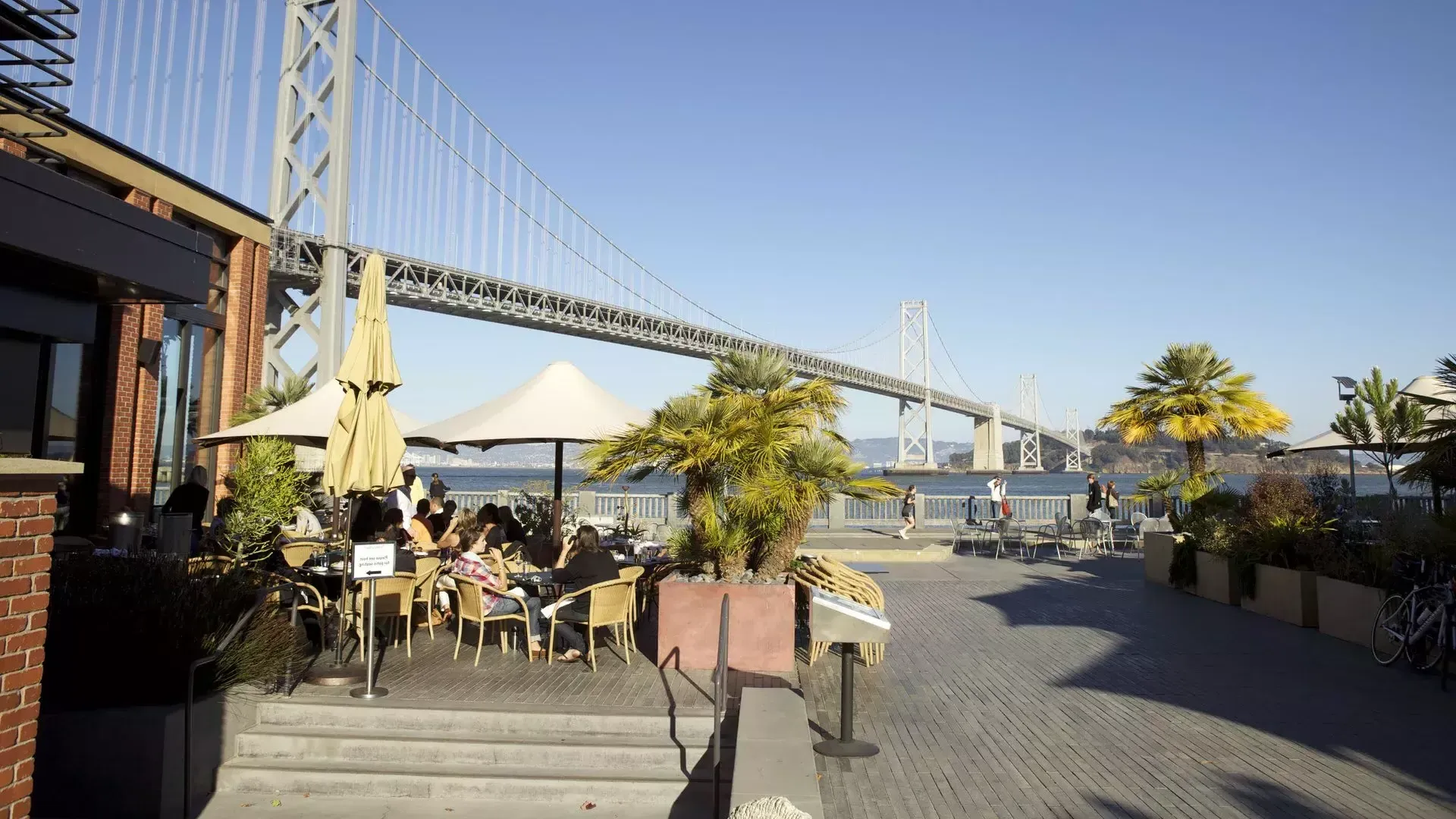 I commensali si godono un pasto sul lungomare di San Francisco.