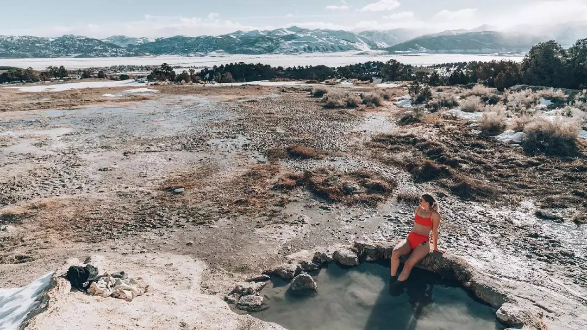 Uma mulher relaxa em fontes termais naturais além de São Francisco.