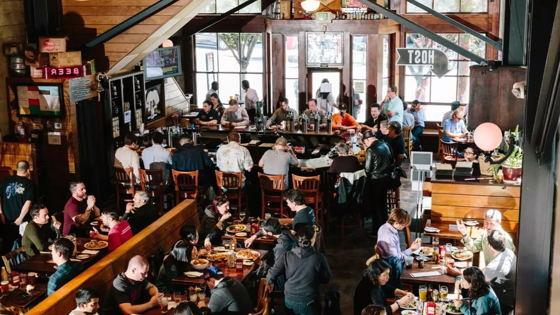 Les clients mangent et boivent à l'intérieur de la brasserie 21st Amendment à San Francisco.