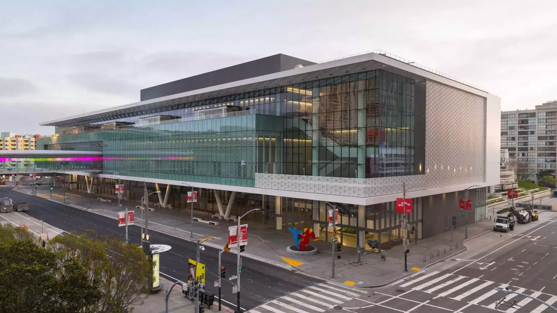 Un plan large du bâtiment vitré et moderne du Moscone Center South.