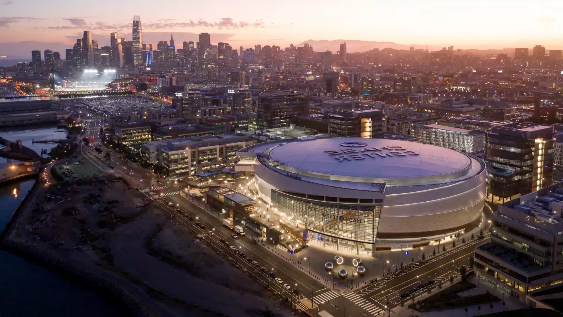 Vista aérea do Chase Center de 贝博体彩app à noite.