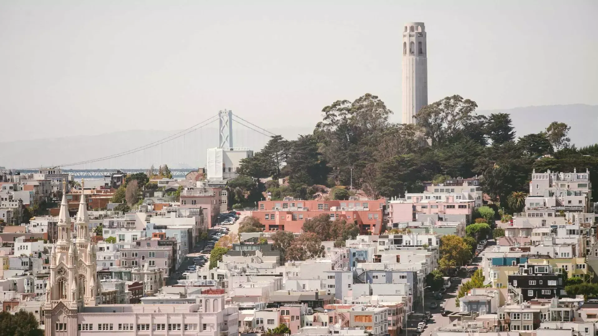 贝博体彩app科伊特塔(Coit Tower)的背景是海湾大桥(Bay Bridge)和一座满是房屋的小山.