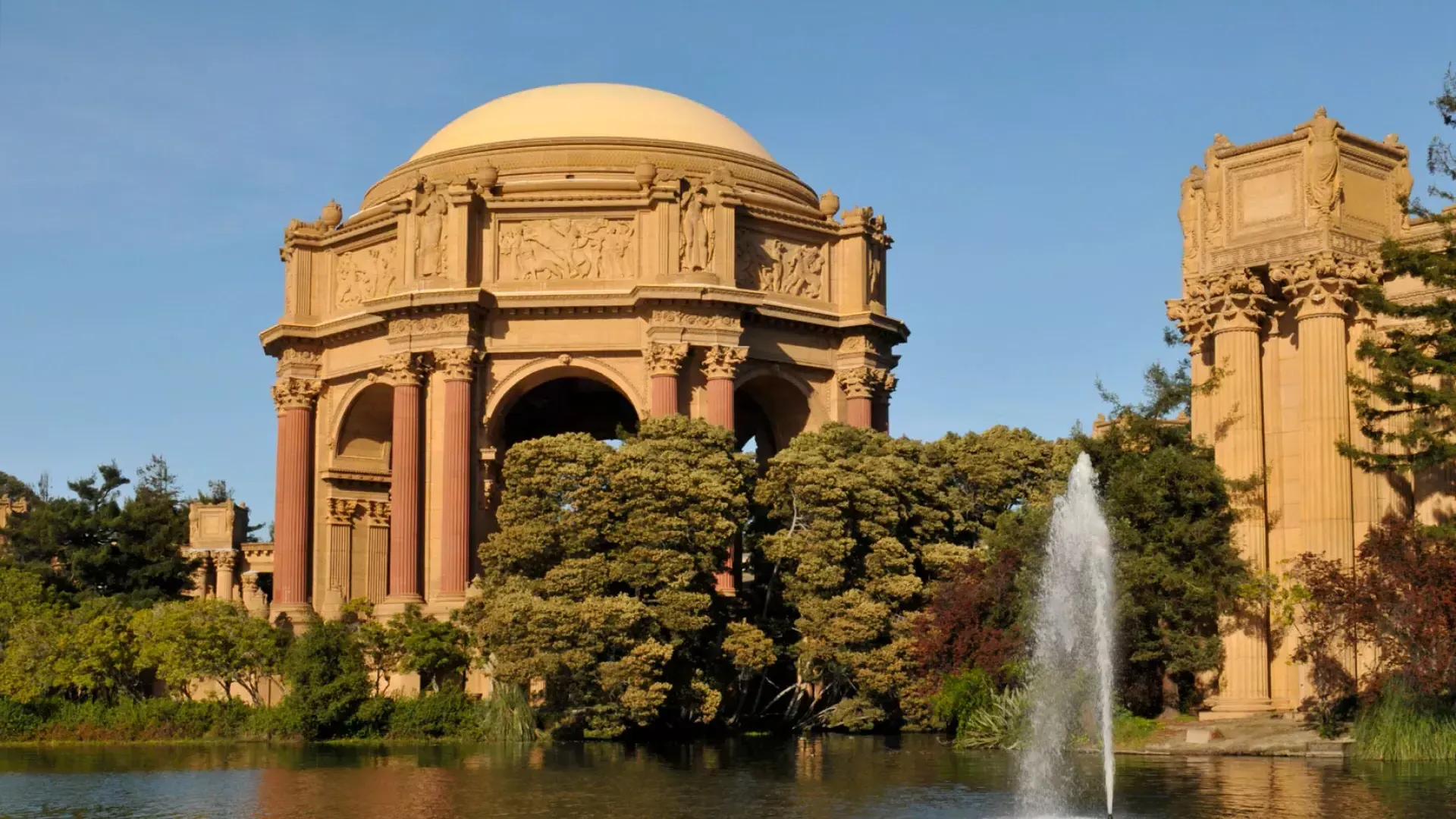 Extérieur du Palais des Beaux-Arts, avec son lac et sa fontaine.