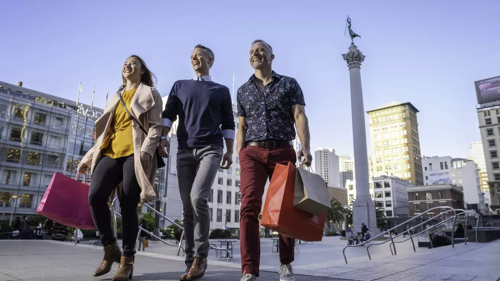 Shoppers walk through San Francisco's 联合广场.