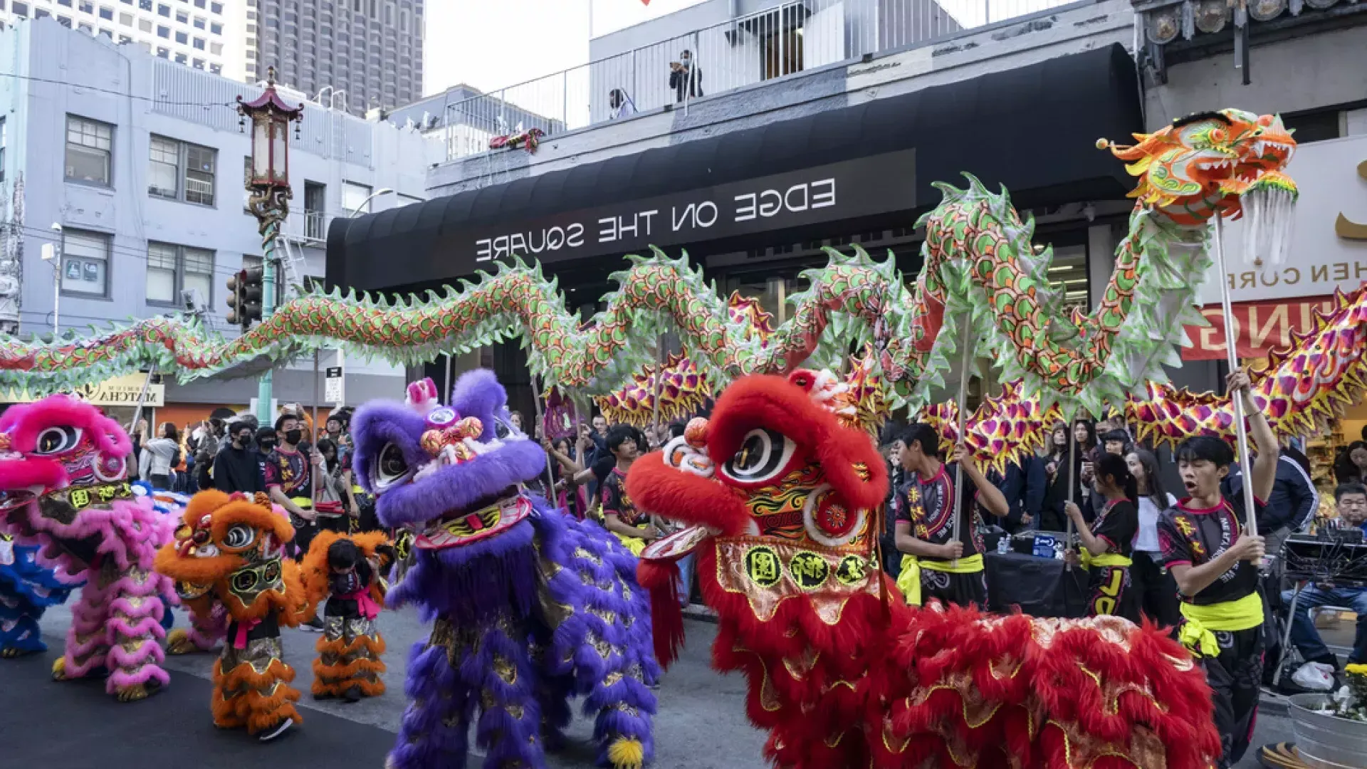 在广场边缘的唐人街庆祝活动