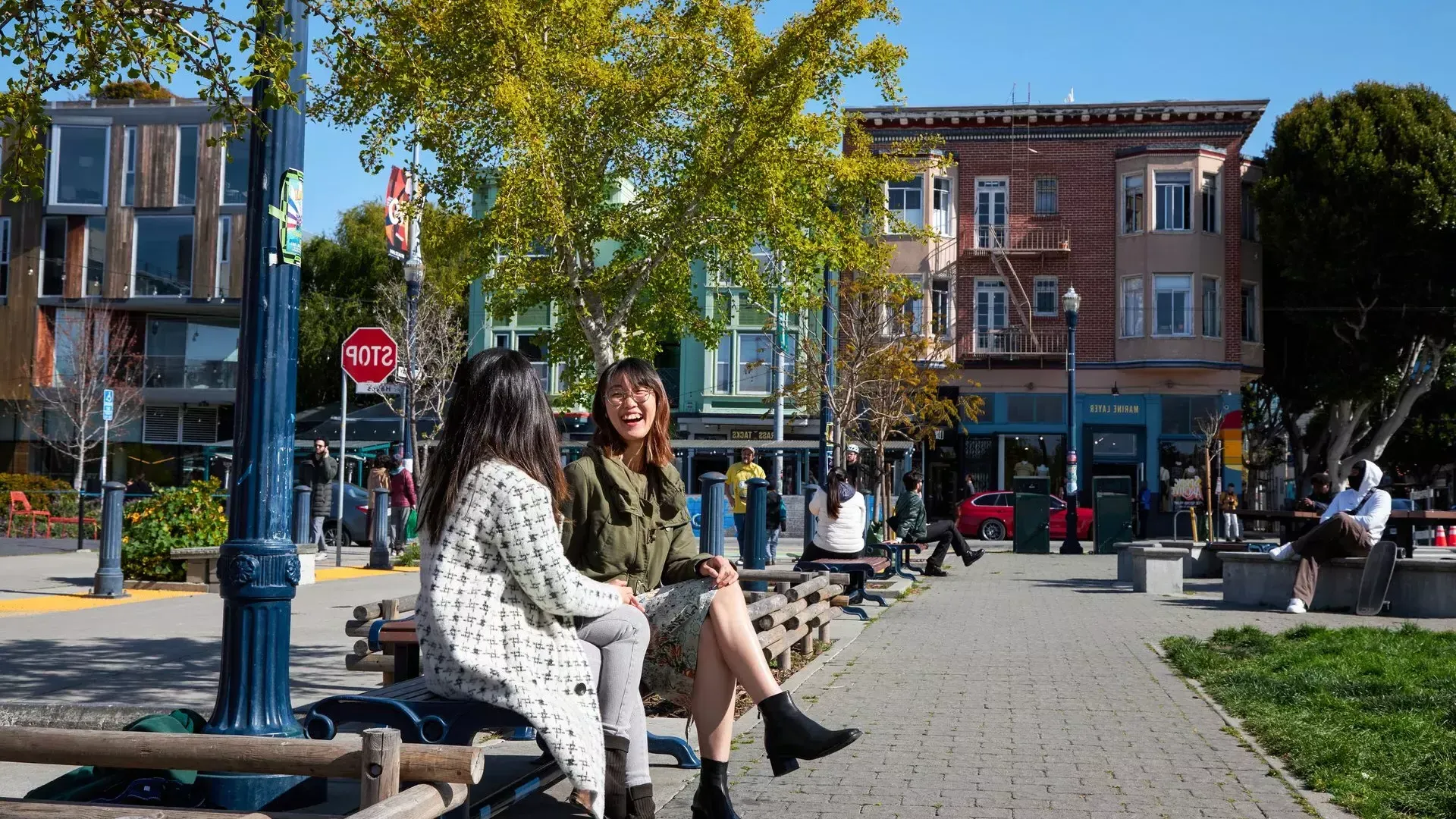 샌프란시스코 헤이즈 밸리(Hayes Valley)에 있는 패트리샤 그린(Patricia's Green)에 여성들이 밖에 앉아 있습니다.