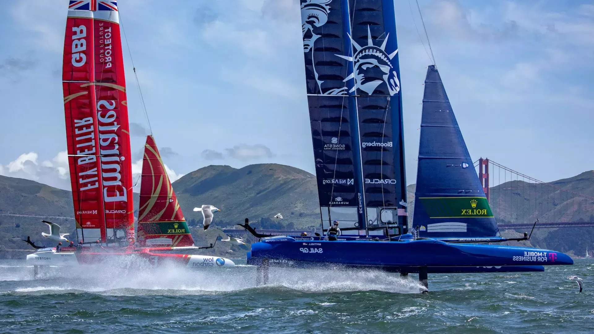 Gara di barche nella competizione SailGP.