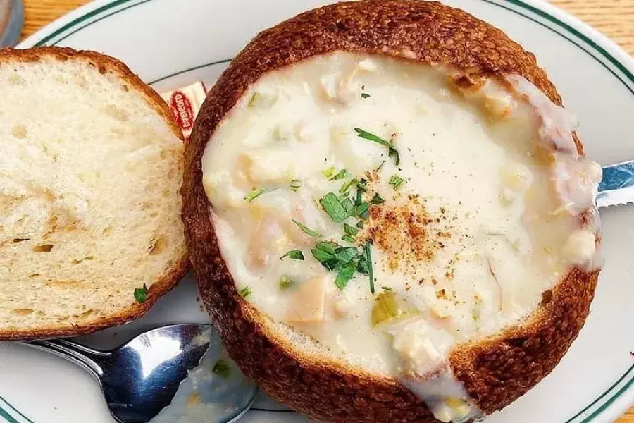 Zuppa di vongole servita in una ciotola di pane a lievitazione naturale