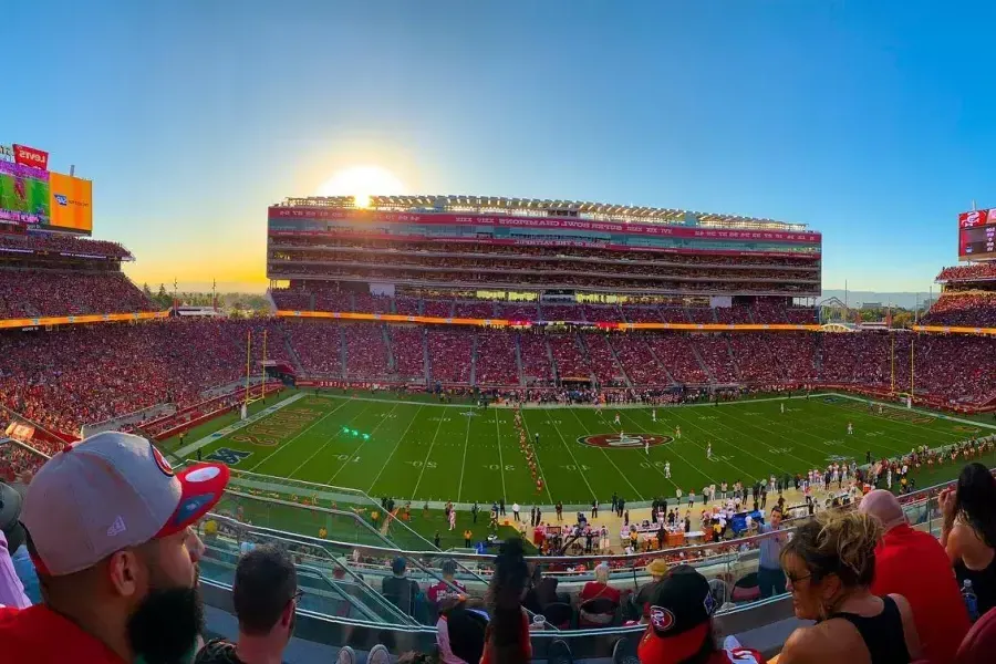 Vista do campo de futebol d李维斯体育场 在圣克拉拉, 加州, casa do San Francisco 49ers.