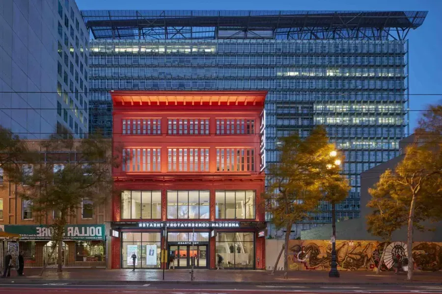 Extérieur de l'American Conservatory Theatre la nuit. San Francisco, Californie.