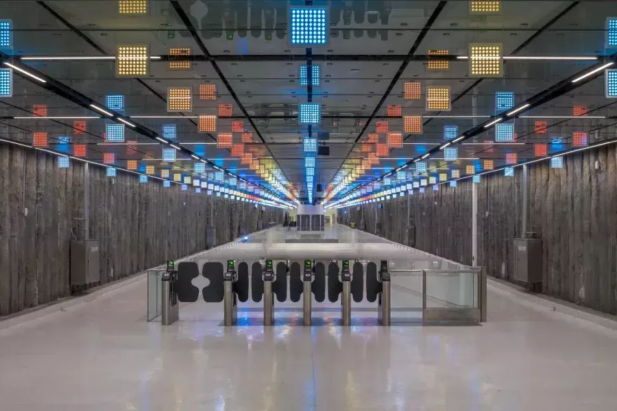 “Lucy in the Sky” di Erwin Redl, 2021, Metropolitana Centrale: Stazione di 联合广场 Market