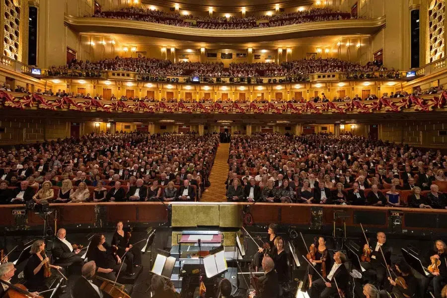 A sinfonia se prepara para uma apresentação de ópera no War Memorial Opera House. 加州贝博体彩app.