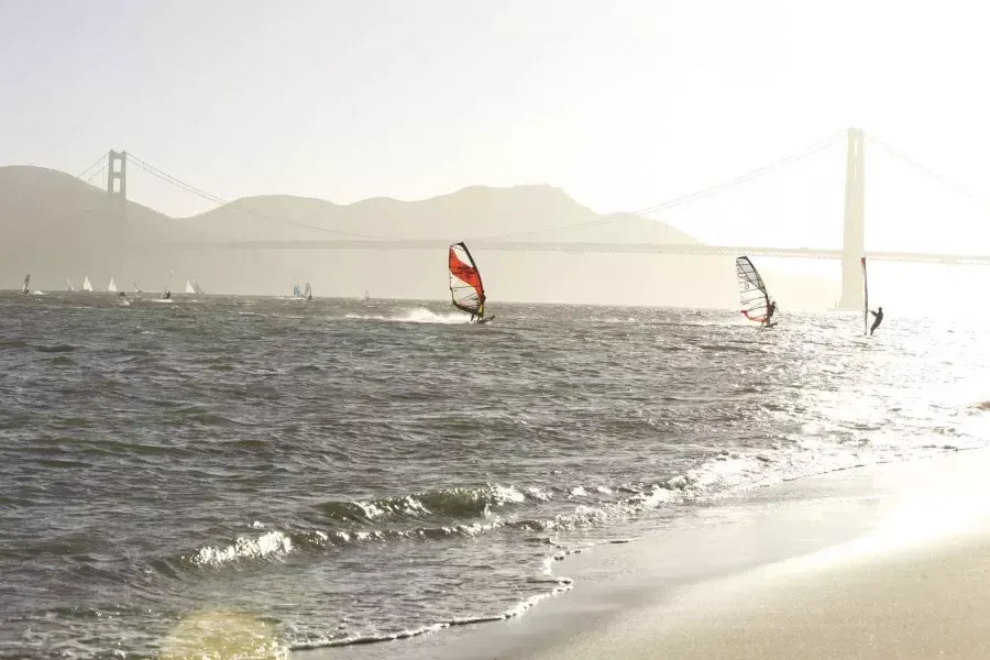 Windsurfistas na Baía de 贝博体彩app, perto de Crissy Field.