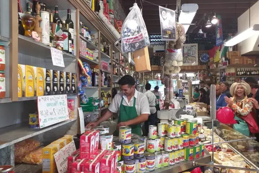 Inside of an 意大利 food market 在贝博体彩app's 北海滩 neighborhood.