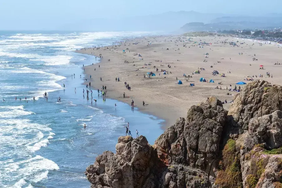 Mirando hacia Ocean Beach de San Francisco desde los acantilados.