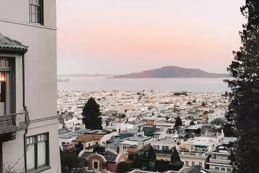 Vista della Baia di San Francisco dalla cima di una ripida collina nel quartiere di Marina / Pacific Heights.