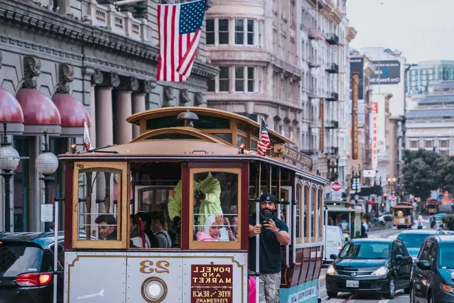 Un téléphérique s'approche de la caméra à Union Square. San Francisco, Californie.