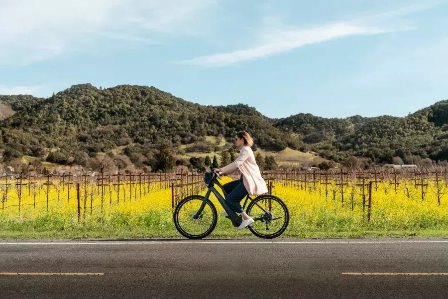 mulher andando de bicicleta em Napa