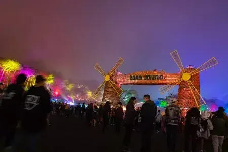 샌프란시스코에서 열린 아웃사이드 랜즈 음악 페스티벌에서 네온 불빛 아래 펼쳐진 축제 참가자들의 밤 모습입니다.