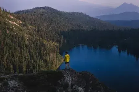 徒步旅行者在Mt. Shasta地区