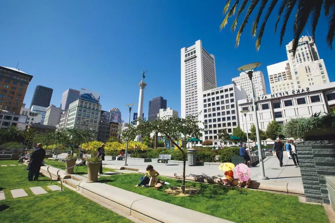 People enjoy a park in Union Square on a sunny day. 是贝博体彩app,california.