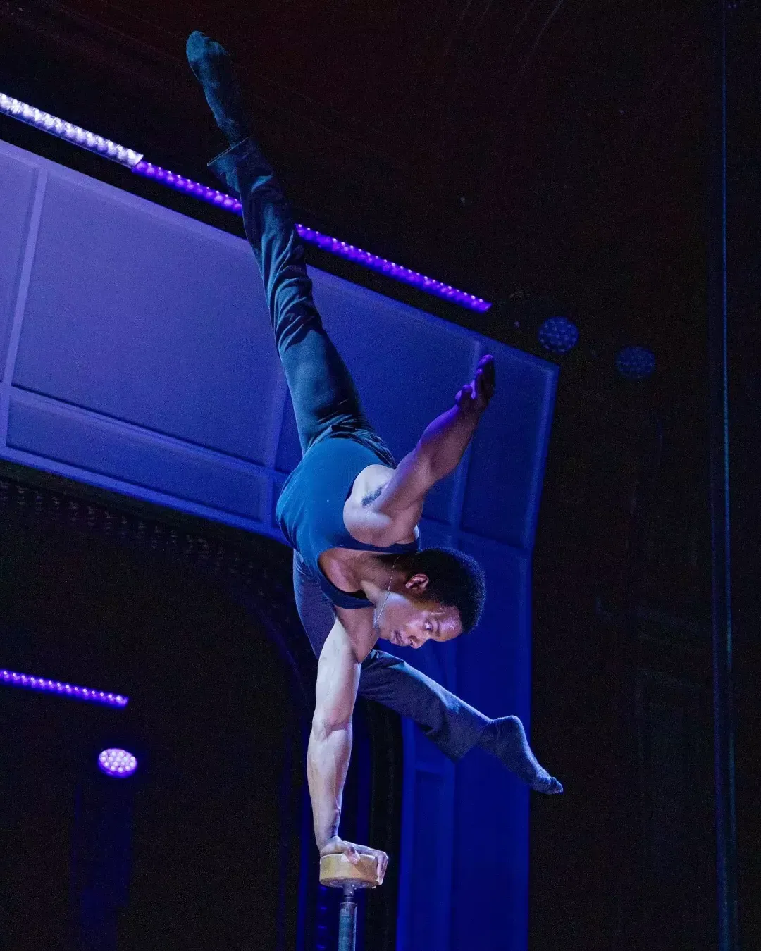 Acrobats perform in "dear是贝博体彩app" at Club Fugazi