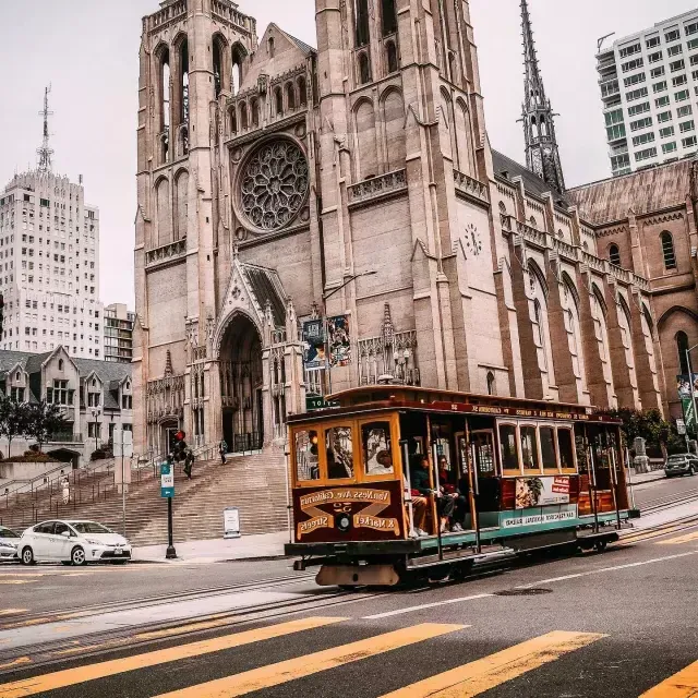 Seilbahn fährt an der Grace Cathedral vorbei