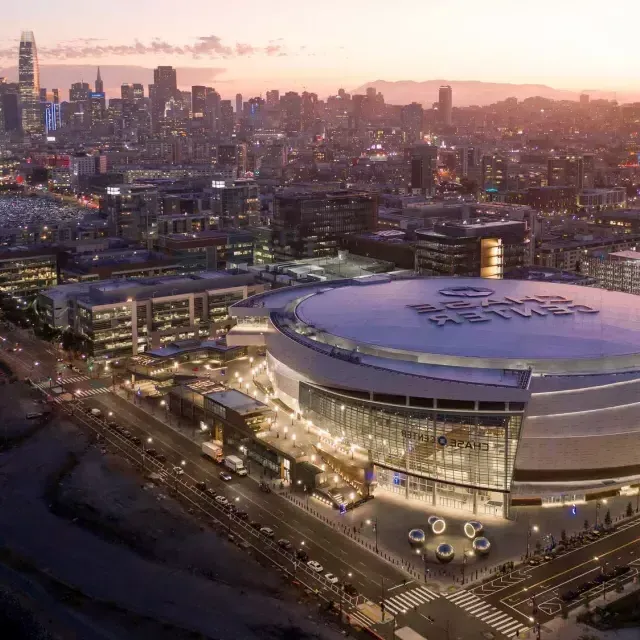 Vista aérea do Chase Center de 贝博体彩app à noite.