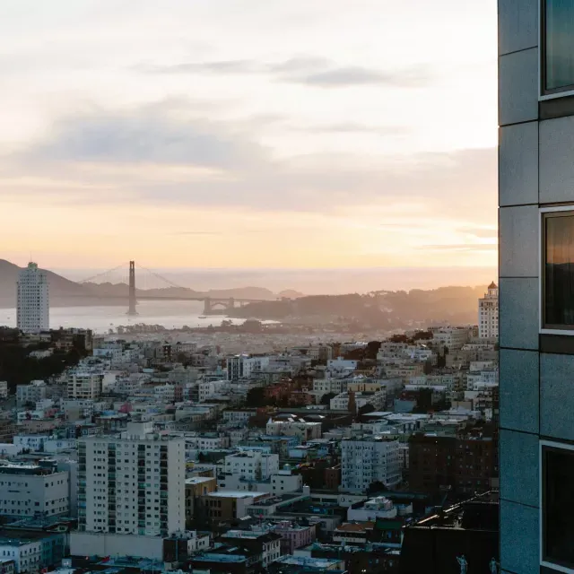 Die Skyline der Stadt San Francisco ist vom Four Seasons Hotel San Francisco At Embarcadero aus zu sehen.