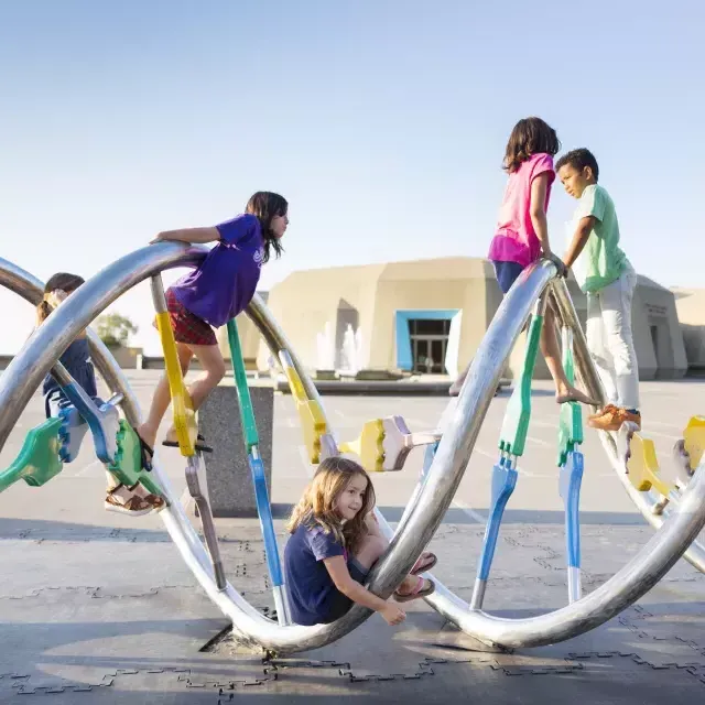 Bambini che giocano in un parco giochi.